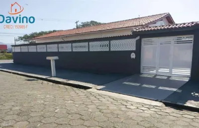 Linda casa em mongaguá com 3 dormitórios, a menos de 200 metros da praia, $550.000 aceita financiamento bancário, fgts, minha casa, minha vida