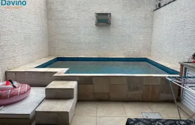 De 950mil por 899mil à vista, lindo sobrado de 03 dormitórios, 02 suítes, piscina, área gourmet, à 450 metros da praia. porteira fechada!!