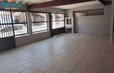 Casa isolada na guilhermina, com 2 dormitórios sendo uma suíte, r$720.000,00 aceita financiamento bancário, fgts