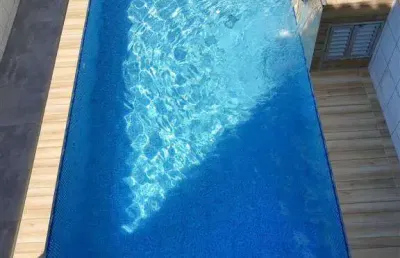 Belíssima casa com piscina e edicula na mirim, fino acabamento por r$720.000,00 aceita financiamento bancário