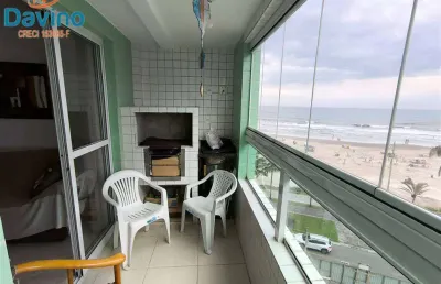 Apartamento mobiliado em predio frente praia, com vista mar, 2 quartos 1 suíte, sacada com churrasqueira, piscina,