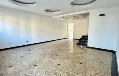 A segurança de um condomínio fechado com lazer completo, no conforto de uma casa de 03 quartos 1 suite, e tudo isso há poucos metros da praia.