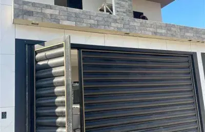 Sobrado novo canto do forte 3 suítes com fino acabamento, espaço gourmet com churrasqueira e piscina  privativos ambientes integrados.