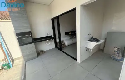 Sobrado no canto do forte,3 suítes com fino acabamento, espaço gourmet com churrasqueira e piscina privativos.