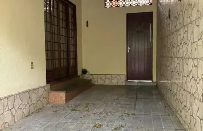 Casa com 4 quarto(s) e 2 banheiro(s) para alugar, 220 m² por r$ 2700 / mês