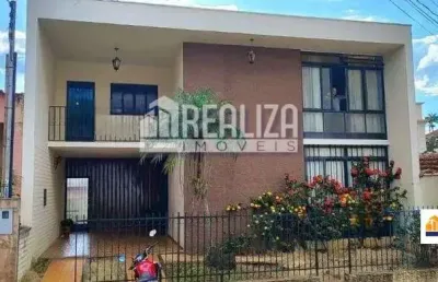 Casa com 4 quarto(s) e 3 banheiro(s) para alugar, 300 m² por r$ 4000 / mês