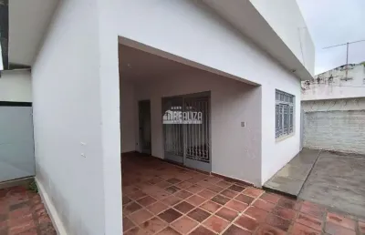 Casa com 3 quarto(s) e 2 banheiro(s) para alugar, 195 m² por r$ 2565 / mês