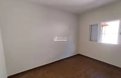 Casa com 3 quarto(s) e 1 banheiro(s) para alugar, 169 m² por r$ 2000 / mês