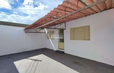 Casa com 3 quarto(s) e 2 banheiro(s) para alugar, 81 m² por r$ 1130 / mês
