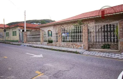 Casa térrea, 03 dormitórios, 1 suíte, piscina, aquecimento solar