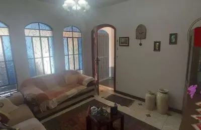 Casa térrea no centro de mairinque para residencia ou comercio, 3 dormitórios sendo 2 suítes e com salão para ponto comercial ao lado da casa
