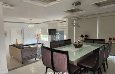 Linda casa em condomínio de alto padrão à venda em várzea, teresópolis/rj.