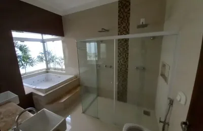 Casa de condomínio com 3 quartos e 4 banheiros com 300 metros quadrados
