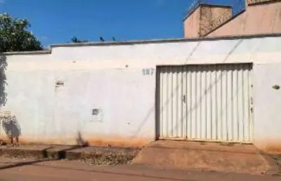 Casa à venda na Rua Alarico Novais, 187, Lagoa Azul, Ituiutaba