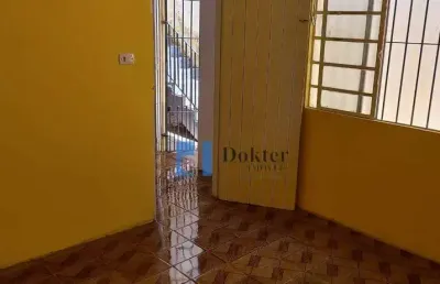 Casa em vila, oferecendo um ambiente calmo e familiar. com 2 dormitórios, localizado próximo à rua parapuã em uma localização super privilegiada