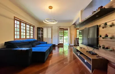 Casa cercada pela natureza em bairro nobre de teresópolis – 155m²
