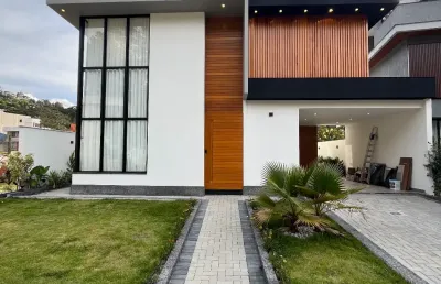 Casa de alto padrão em condomínio com lazer completo