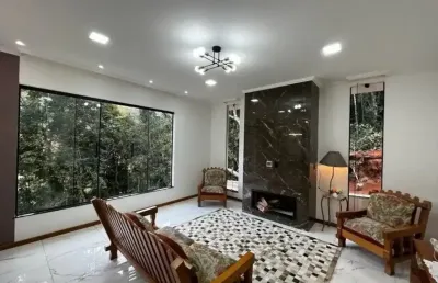 Casa reservada em meio à natureza – localização privilegiada!