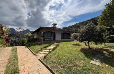 Casa linear com casa de hóspedes em teresópolis – 3 quartos + vista para as montanhas