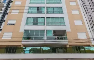 Apartamento 100% reformado e decorado frente mar com vista lateral .
