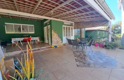 Casa térrea em terreno de 1.250m², com ampla área verde, árvores frutíferas, em condomínio alto padrão, excelente localização,