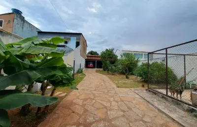 Lote de 400m² em condomínio, casa térrea toda na laje e com iptu