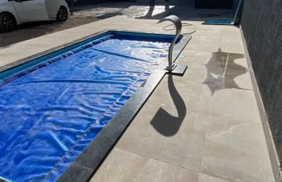Casa nova, alto padrão, 3 quartos, piscina aquecida, churrasqueira. estuda permuta.