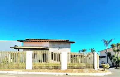 Excelente lote de esquina, acesso as residencias pela frente e lateral, piscina aquecida, sauna, pomar, cond alto padrão.