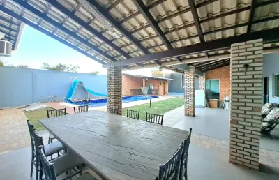 Casa térrea, alto padrão, 3 suítes, piscina, sauna, quadra, edícula. desocupada.