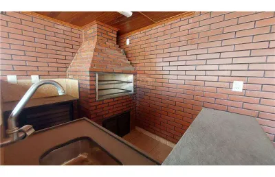 Casa com 3 quartos, ampla área externa e terraço com churrasqueira no alto dos passos