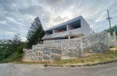Magnífica casa com 4 suítes no condomínio parque império