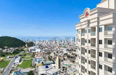 Apartamento com 2 quartos à venda na Rua Marginal Oeste, 132, Monte Alegre, Camboriú