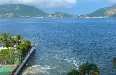Casa residencial com elevador panorâmico vista para o mar e praia privativa.