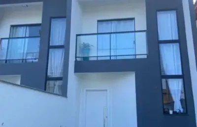 Sobrado para venda em balneário piçarras, itacolomi, 2 dormitórios, 2 suítes, 3 banheiros, 2 vagas