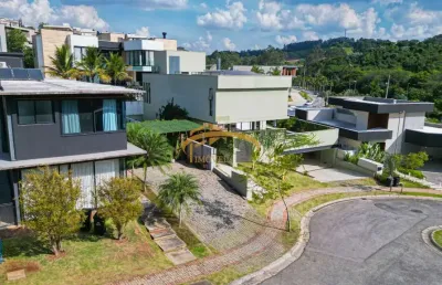 Casa em condomínio fechado, com muita segurança e lazer, mobiliada, com 4 suítes, 6 vagas de garagens e piscina.