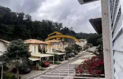 Sobrado à venda em cotia, condomínio fechado, acima do padrão, com 3 dormitórios, sendo 1 suíte, quintal com churrasqueira, excelente localização.