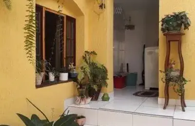 Casa assobradada, no km 18, osasco, com 3 dormitórios, sendo 1 suíte, quintal, garagem para 2 carros e um salão comercial.