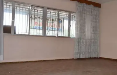 Casa assobradada com 3 suítes, com excelente localização.