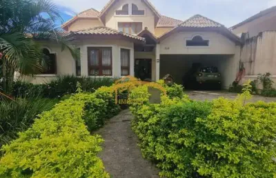 Casa térrea em condomínio fechado, nova higienópolis, com 3 suítes, 4 vagas de garagem, quintal com churrasqueira e piscina.
