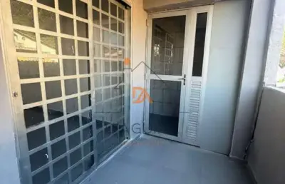 Casa para locação com dois dormitórios, sala cozinha e banheiro
