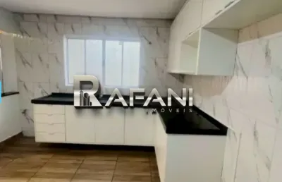 Linda casa com 03 dormitórios sendo um suíte disponível para locação na vila gilda - sto andré