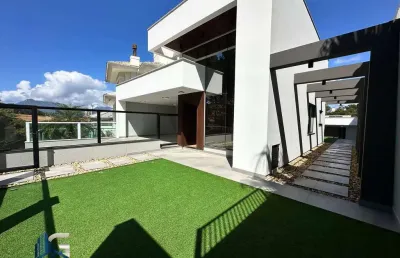 Linda casa ao lado de área verde e próxima ao lago da pedra branca