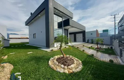 Casa moderna, completa e com acabamento de alto padrão!