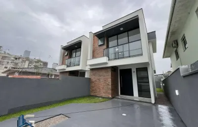 Sobrado em areias-são josé, com 3 dormitórios uma suíte e duas demi-suítes.