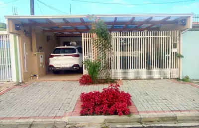 Vende-se linda casa averbada com sobrado nos fundos, e com hidromassagem