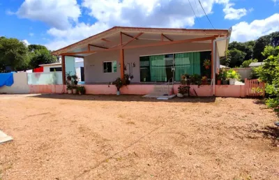 Bela chácara com piscina e riacho localizado em quitandinha