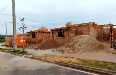 Bela casa com excelente acabamento localizada em araucaria