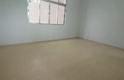 Ap com 2 dormitórios para locação, prédio de frente ao mar no itararé sv !