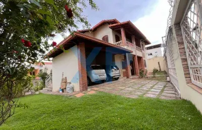 Espetacular casa à venda no centro de divinópolis-mg: 4 quartos, 1 suíte, 3 salas e 2 vagas de garagem!