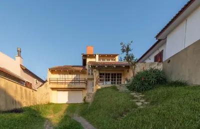 Casa com 4 quartos à venda na rua padre joão batista reus, --, camaquã, porto alegre por r$ 1.300.000
